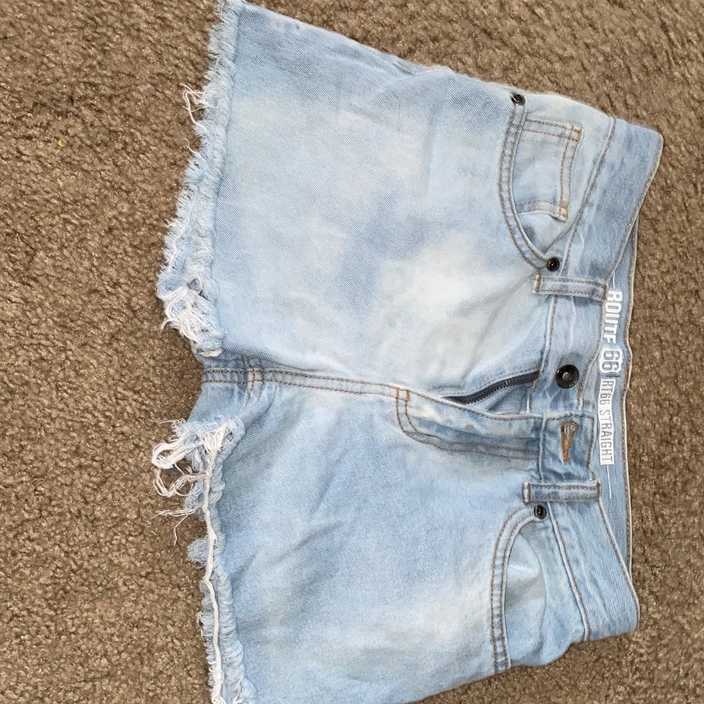 Denim light blue short, raw hem, mid waisted